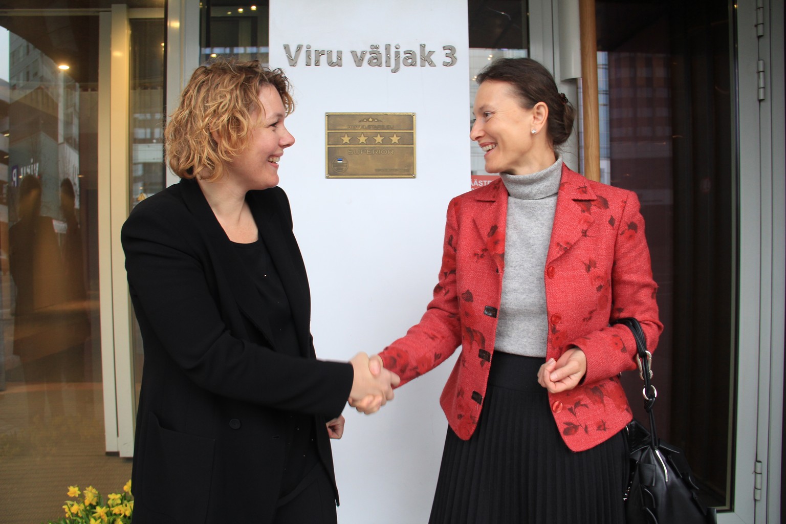 Foto v. l. n. r.: Gabriella Esselbrugge (Präsidentin der Hoelstars Union) und Renata Martincic (Slowenisches Tourismusministerium)