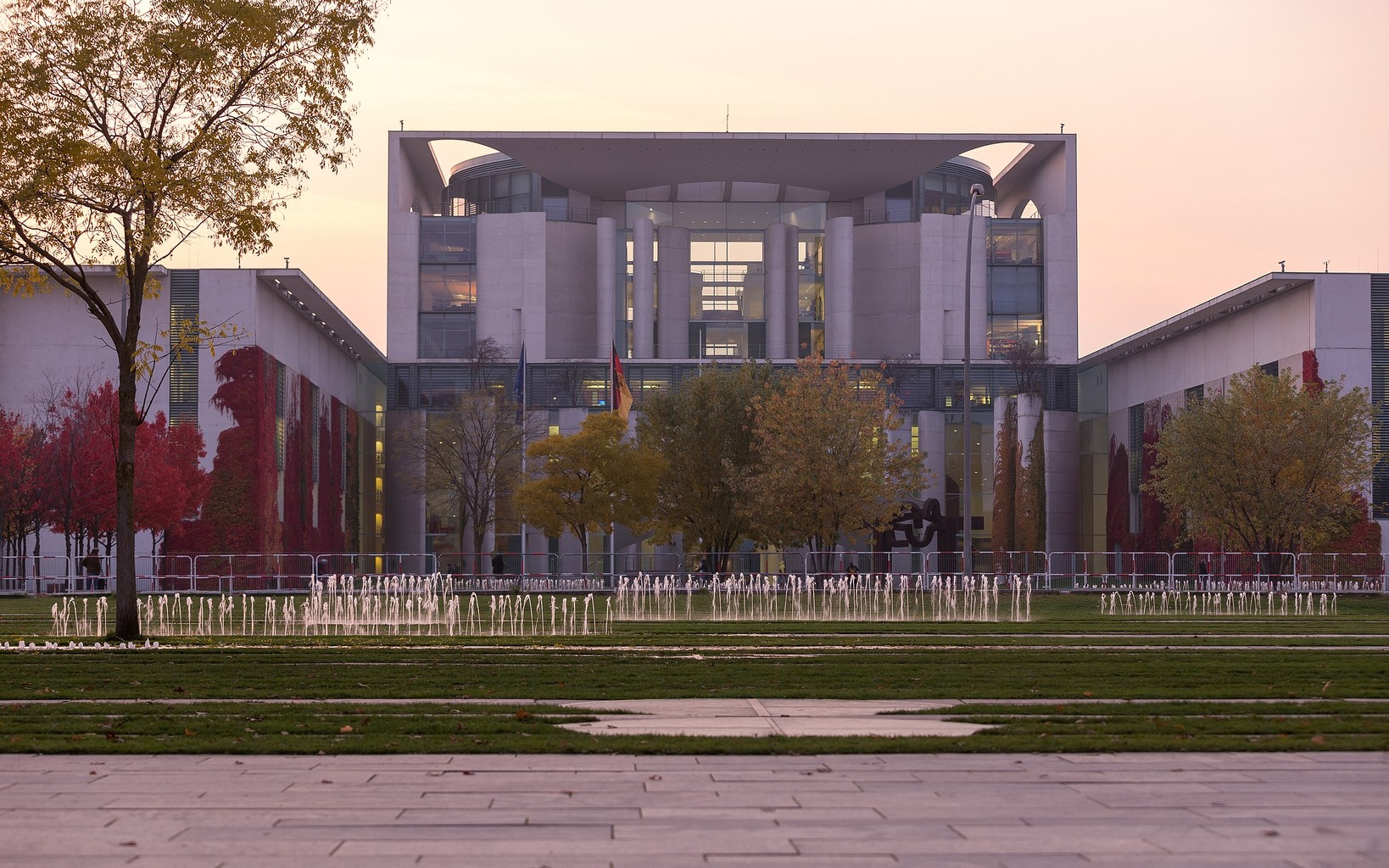 Bundeskanzleramt in Berlin; @ JoachimKohler-HB / Wikimedia Commons CC BY-SA 4.0
