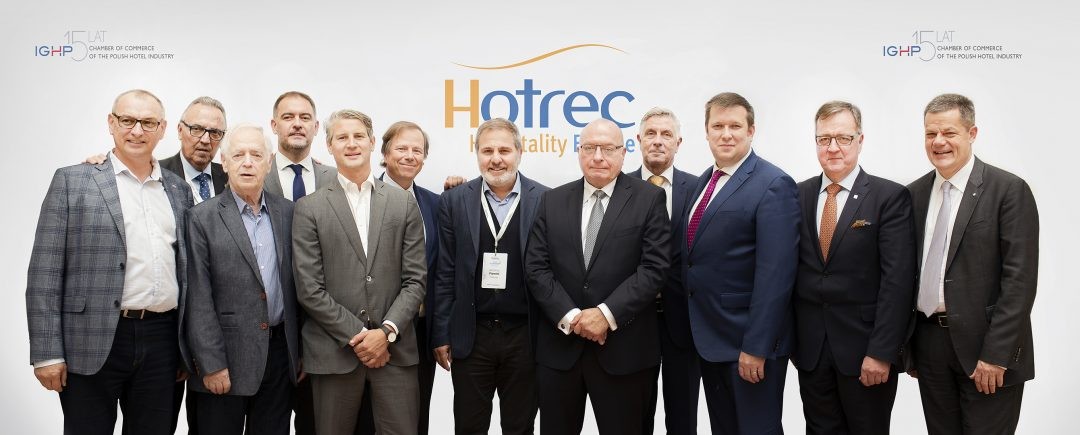 Das neu gewählte HOTREC Executive Committee (v.l.): Václav Starek (Tschechien), Joan Gaspart (EHF Fonds); Julian Bystrzanowski (Polen), Alexandros Vassilikos (Griechenland), Samuel Lacombe (Frankreich), Ramón Estalella (Spanien), Antonio Flamini (Italien), Jens Zimmer Christensen (Dänemark, Präsident), Marc Van Muylders (Belgien, Vize-Präsident), Adrian Cummins (Irland, Schatzmeister), Morten Thorvaldsen (Norwegen) und Markus Luthe (Deutschland).