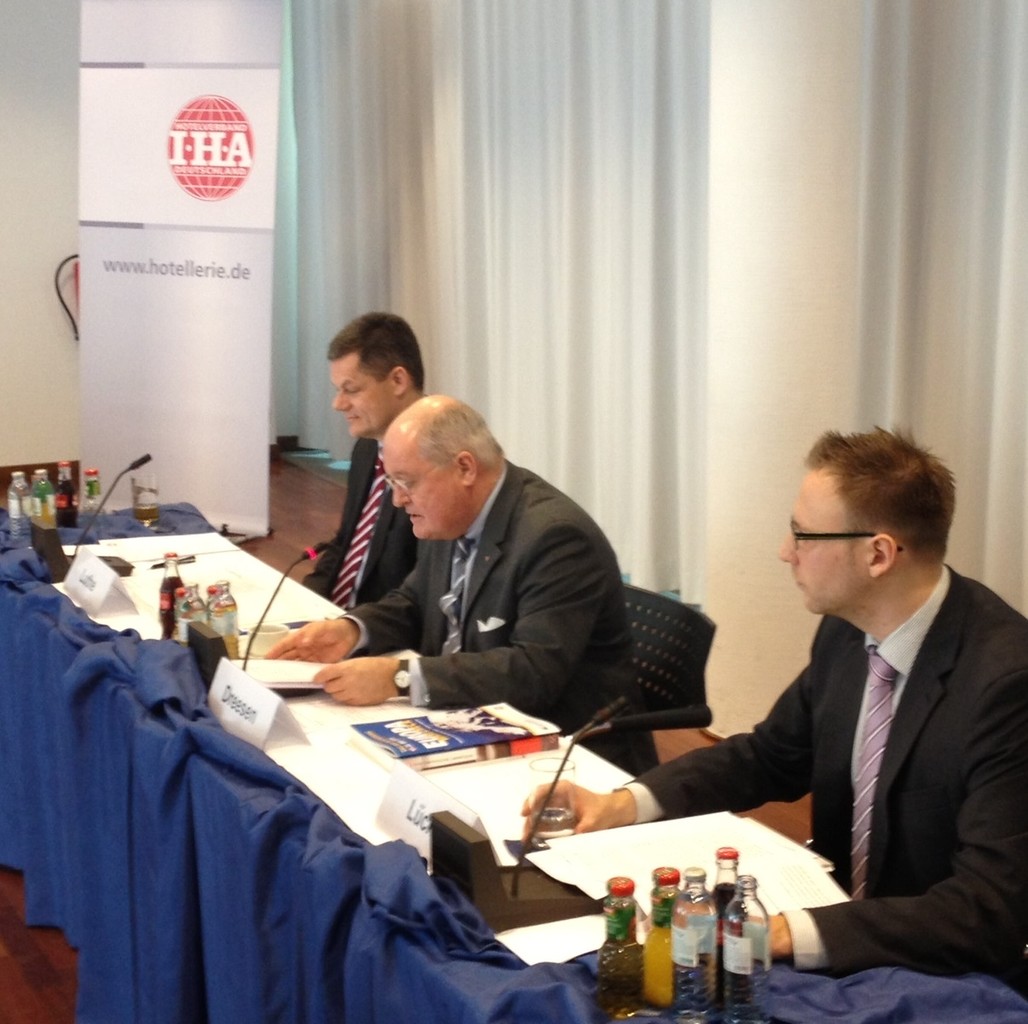 1IHA-Jahrespressekonferenz 014: Markus Luthe (Hauptgeschäftsführer), Fritz G. Dreesen (Vorsitzender), Christopher Lück (Pressesprecher) (v.l.n.r.)