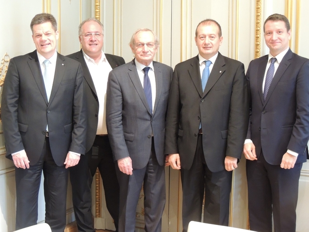 1Die Sprecher der Hotelverbände am 13. November 015 von links nach rechts:
Markus Luthe, Hauptgeschäftsführer Hotelverband Deutschland (IHA),
Mitglied des Exekutivkomitees von HOTREC Hospitality Europe; Laurent Duc, Präsident Hotellerie UMIH; Jacques Barré, Präsident GNC; Alessandro Nucara, Generaldirektor Federalberghi; Didac Garcia Carreté, Director Confederación Española de Hoteles y Alojamientos Turísticos (CEHAT)