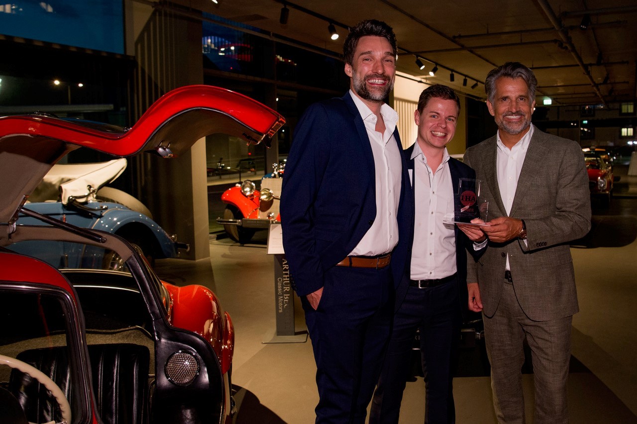 1Gewinner der Produktinnovation des Jahres 019 der Preferred Partner des Hotelverbandes Deutschland (v.l.n.r): Philipp S. Ingenillem (Gesellschafter, Director of Sales and Business Development ONLINE BIRDS), André Meier (Geschäftsführer ONLINE BIRDS) und Otto Lindner (IHA-Vorsitzender); © Hardy Mutschler