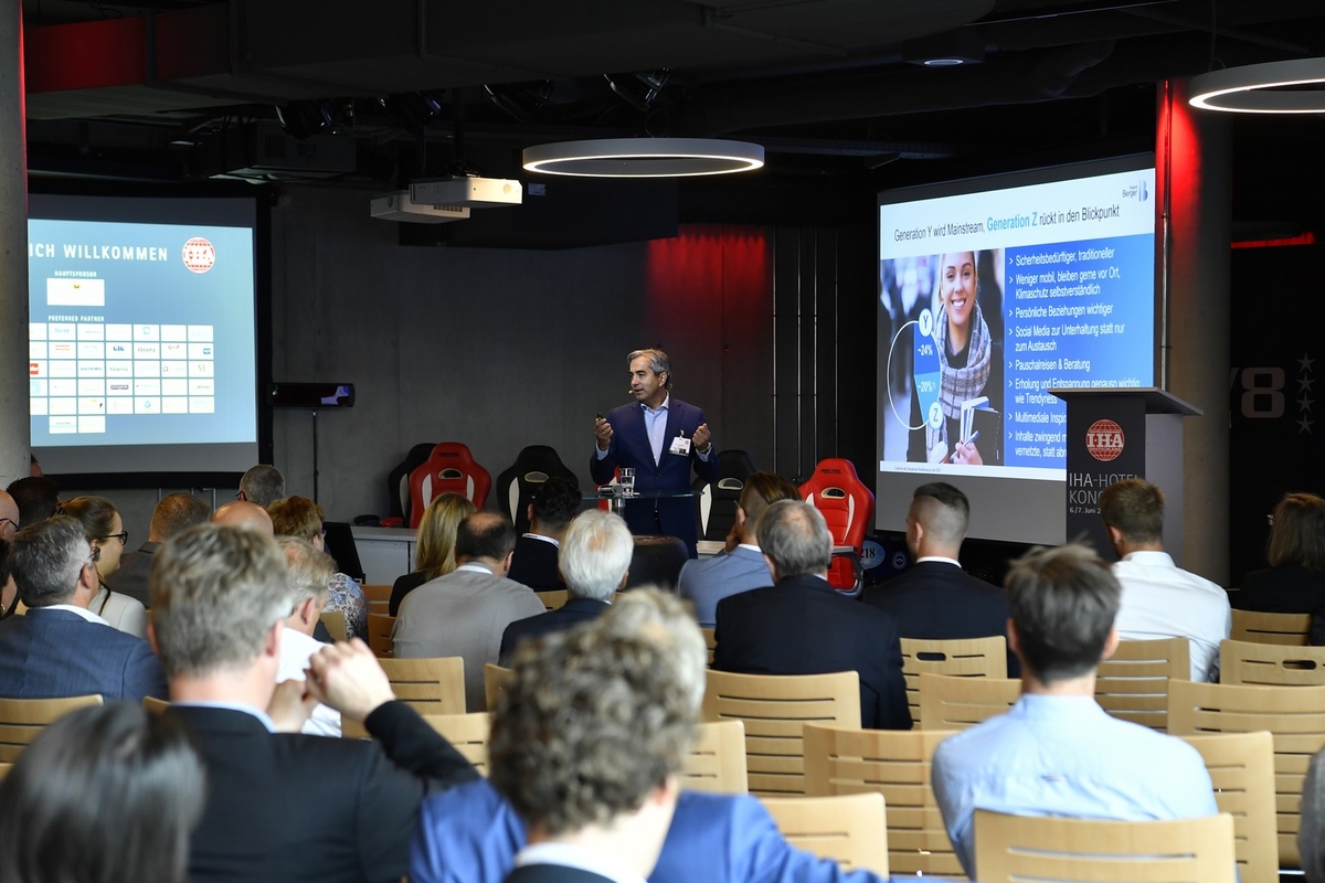 Dr. Vladimir Preveden, Partner von Roland Berger Österreich, gibt ein Update zur gemeinsamen Digitalisierungsstudie von IHA und ÖHV; © Hardy Mutschler