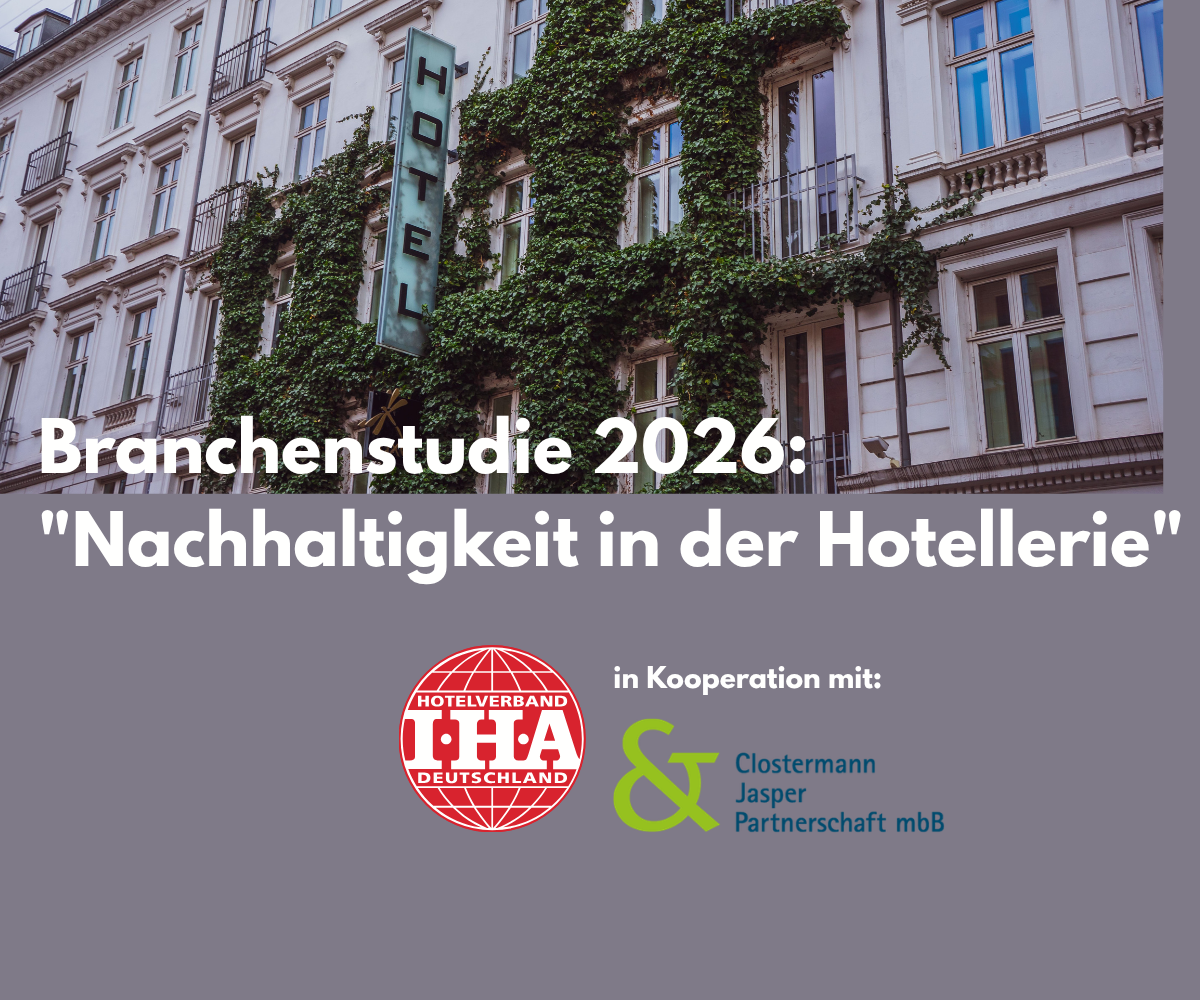 Schriftzug zur Studie vor efeubewachsenem Hotel