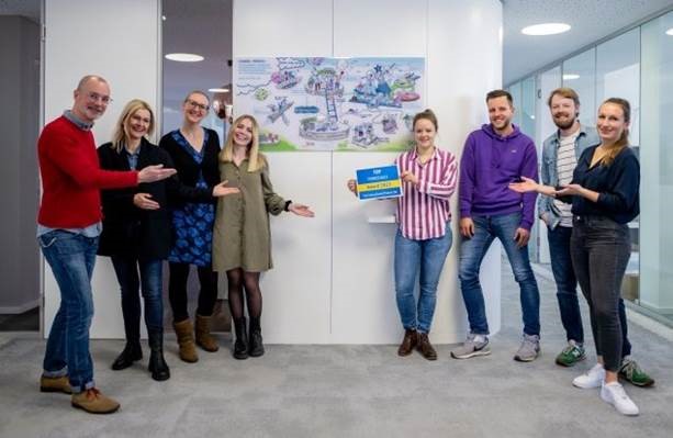 Das Leitbild-Team der DHA freut sich über die Auszeichnung als Top Fernschule. Bild: DHA.  