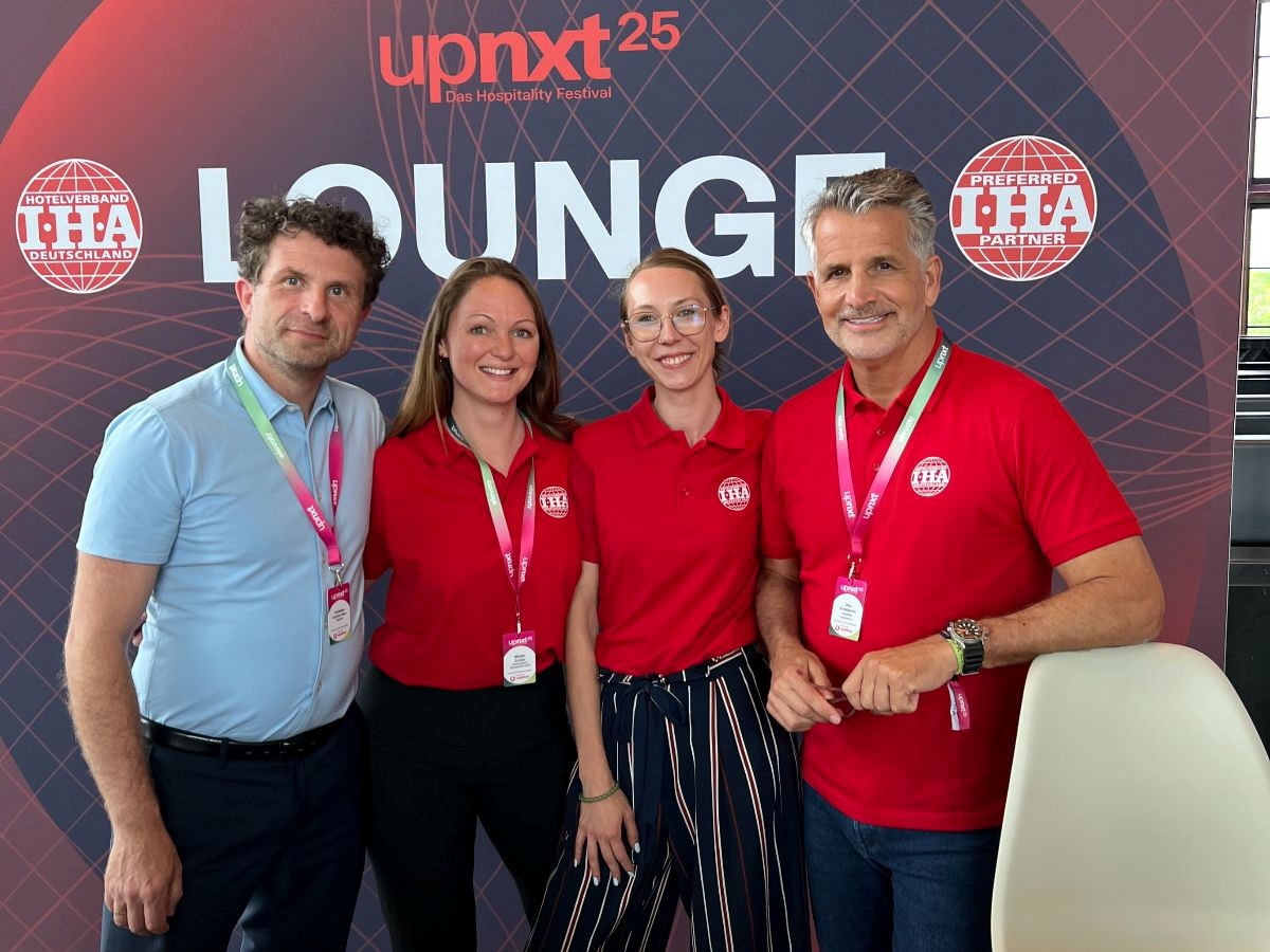 Startschuss auf dem upnxt25-Festival: Der IHA-Vorsitzende Otto Lindner (r.) und Christian Hechler-Wien (l.) von leadity präsentieren zusammen mit Julia Bismark (2.v.r.), IHA-Projektleiterin, und Mirjam Schaar, IHA-Referentin, am 26. Juni das neue Nachhaltigkeitstool für die Hotellerie in München. 