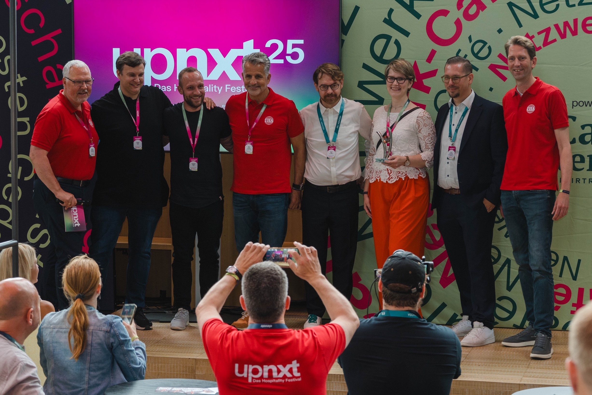   IHA-Award Gewinner 2025 (v.l.): Der Gewinner des IHA-Start-up-Awards 2025 Jochen Emig und Christian Müller von Onsai sowie die Gewinner der Produktinnovation des Jahres 2025 unter den Preferred Partnern des Hotelverbands Erich Nagl, Carolin Baars und Ulrich Buchwald von ETL ADHOGA. 
